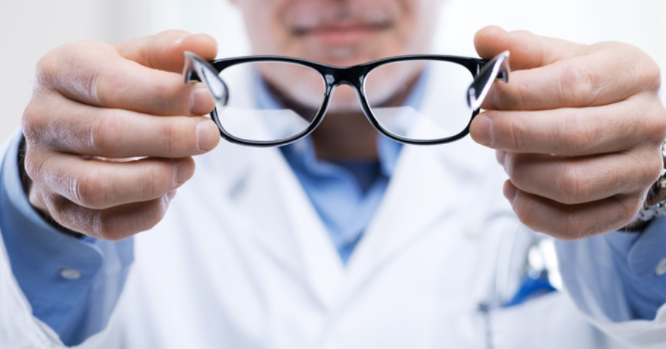 ᐅ Sehtest beim Optiker » oder doch besser beim Augenarzt?